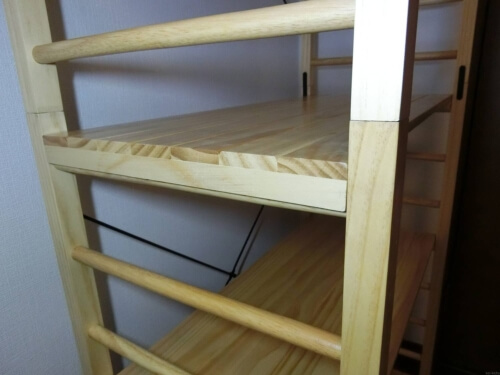 簡単に棚の位置を変更できる木製ラック
