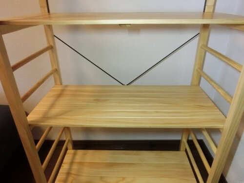 簡単に棚の位置を変更できる木製ラック